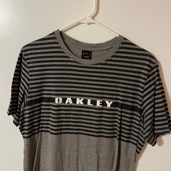 Oakley Men’s Gray & Black Striped Short Sleeve T-Shirt - Picture 2 of 4